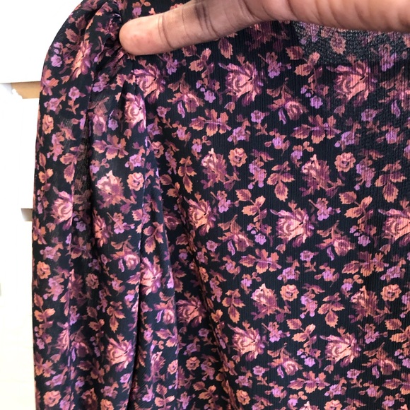 Madewell Purple Floral V Neck Button Down w/ gathered cuffs. Size 4 - Picture 6 of 9